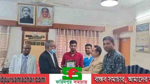 আলামিন কে পুরস্কৃত হলেন জেলা পরিষদের চেয়ারম্যান