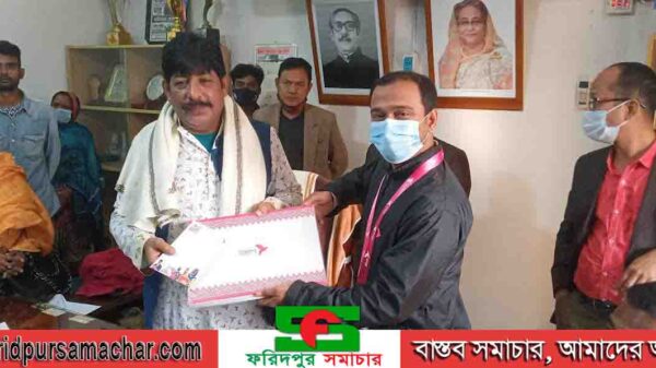 ফরিদপুরে পৌর মেয়র কে শুভেচ্ছা জানালো বিকাশ ও আইএফআইসি ব্যাংক