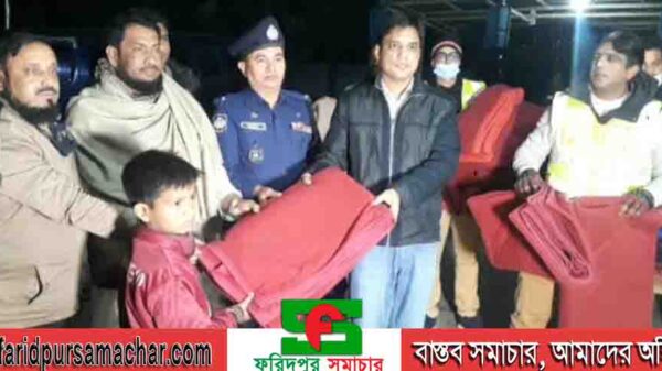 সালথায় অসহায় ছিন্নমূল শীতার্থ‌দের মা‌ঝে পু‌লি‌শের কম্বল বিতরণ