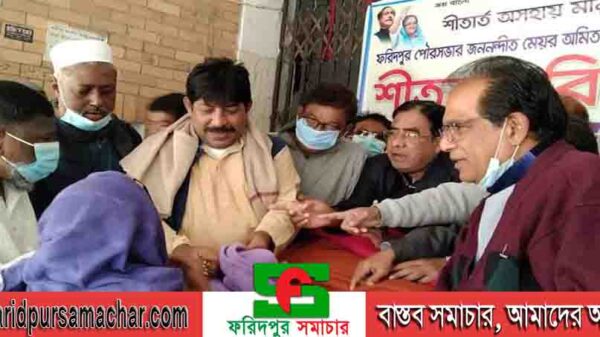 ফরিদপুরে অসহায় ও দুস্থ মানুষের মধ্যে কম্বল বিতরণ করেছে ২০ নং ওয়ার্ড আওয়ামী লীগ