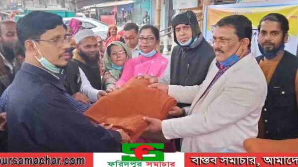 ফরিদপুরে জাতীয় পরিবহন শ্রমিক লীগের উদ্যোগে অসহায় ও দুস্থ মানুষের মধ্যে শীতবস্ত্র বিতরণ অনুষ্ঠিত