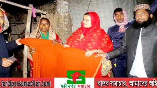 চরভদ্রাসনে অসহায় মানুষের বাড়ি ঘুরে ঘুরে শীতবস্ত্র উপহার দিচ্ছেন প্রশাসন