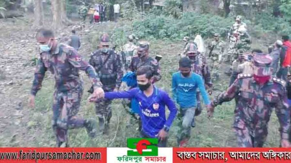 দিনাজপুর হিলি সীমন্তে দুই ছাত্রকে ৫ ঘন্টা পর ফেরত দিয়েছে বিএসএফ