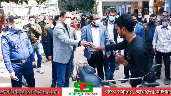 দিনাজপুরে কোভিড-১৯-এর ওমিক্রন ভ্যারিয়েন্ট প্রতিরোধে জনসাধারণের মাঝে মাক্স বিতরণ