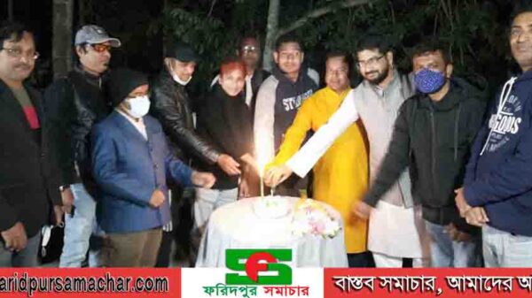 কফি কটেজে “ওরা ১১ জন বন্ধু মহলের উদ্যোগে সঞ্জিব দাসের জন্মদিন পালন