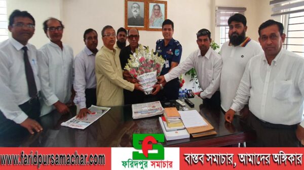 ফরিদপুরের নবাগত পুলিশ সুপার এর সঙ্গে কৃষকলীগের শুভেচ্ছা বিনিময়
