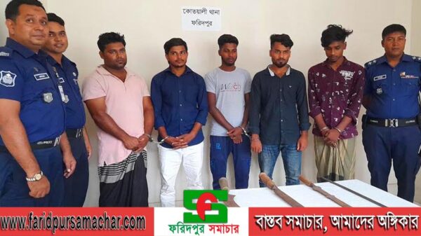 প্রকাশ্যে অস্ত্রের মহড়া দেওয়ায় গ্রেফতার ৫