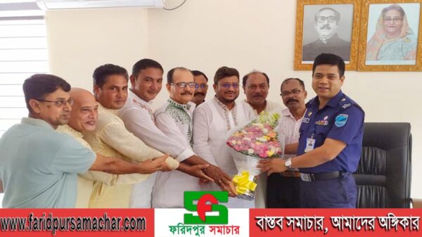 ফরিদপুরের নবাগত পুলিশ সুপারকে ফুলেল শুভেচ্ছা জানালেন সদরের ইউপি চেয়ারম্যানবৃন্দ