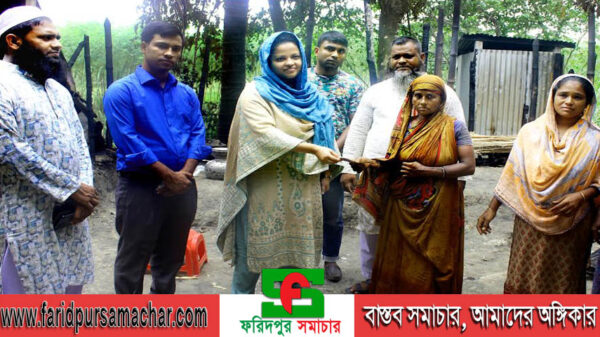চরভদ্রাসনে অগ্নিকান্ডে ক্ষতিগ্রস্থ পরিবারে আর্থিক সহায়তা প্রদান