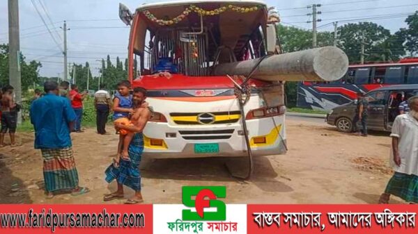 বৈদ্যুতিক খুঁটি বাসের ভেতর ঢুকে একজনের মৃত্যু