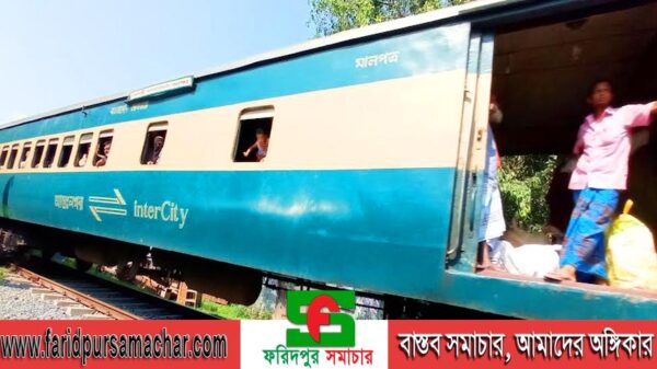 মিলছেনা চলন্ত ট্রেনে পাথর নিক্ষেপের প্রতিকার