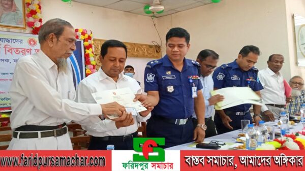 বীর মুক্তিযোদ্ধাদের মধ্যে ডিজিটাল সনদ ও স্মার্ট কার্ড বিতরণ