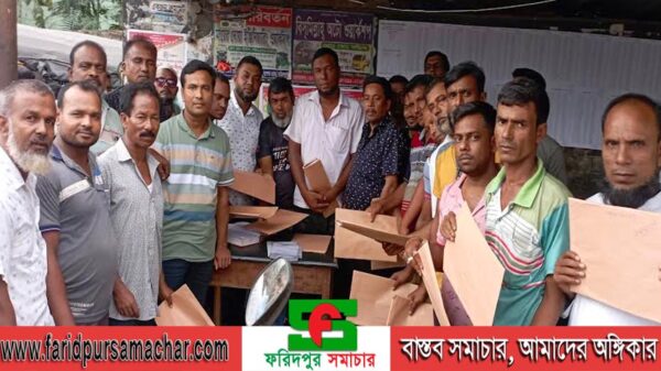 ফরিদপুর অটোরিক্সা-অটোটেম্পু ড্রাইভার্স ইউনিয়নের নির্বাচনে প্রার্থীদের মনোনয়ন সংগ্রহ
