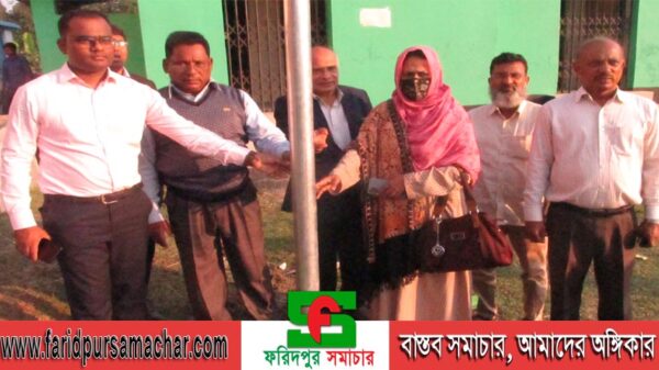ফরিদপুরে সৌর সড়কবাতি স্থাপন