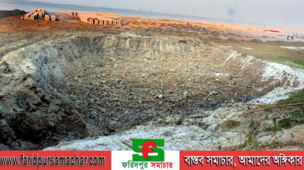 চরভদ্রাসনে পদ্মা রক্ষা বাঁধ ঘেষে বালু উত্তোলনের মহোৎসব