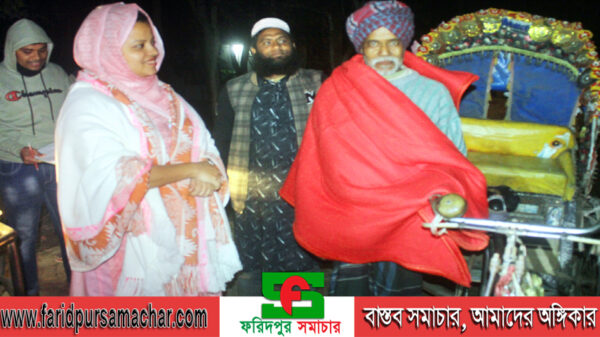 গভীর রাতে শীতার্তদের দ্বারে দ্বারে চরভদ্রাসনের ইউএনও