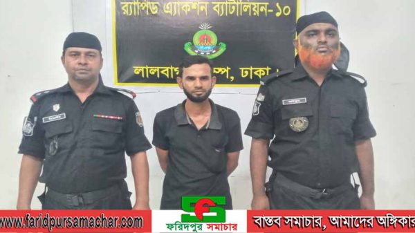 হত্যাসহ একাধিক মামলায় ওয়ারেন্ট ভূক্ত পলাতক আসামি এরশাদ মাতুব্বর (৩৪) কে দীর্ঘ ৯বছর পর গ্রেফতার করেছে র‌্যাব-১০ ১০ এর একটি আভিযানিক দল