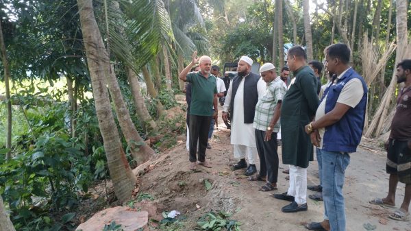আলফাডাঙ্গায় সরকারি গাছ কাটার অভিযোগ, একটি নিয়ে গেলেও দ্বিতীয়টিতে বাধা